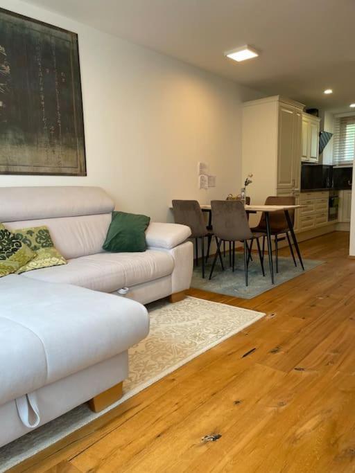 Appartement Seenaehe Mit Gratis Tiefgaragenplatz Seewalchen Exterior photo